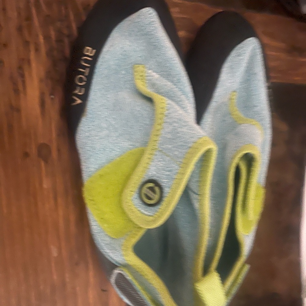 Butora kids size 5 climbing shoes new without tags